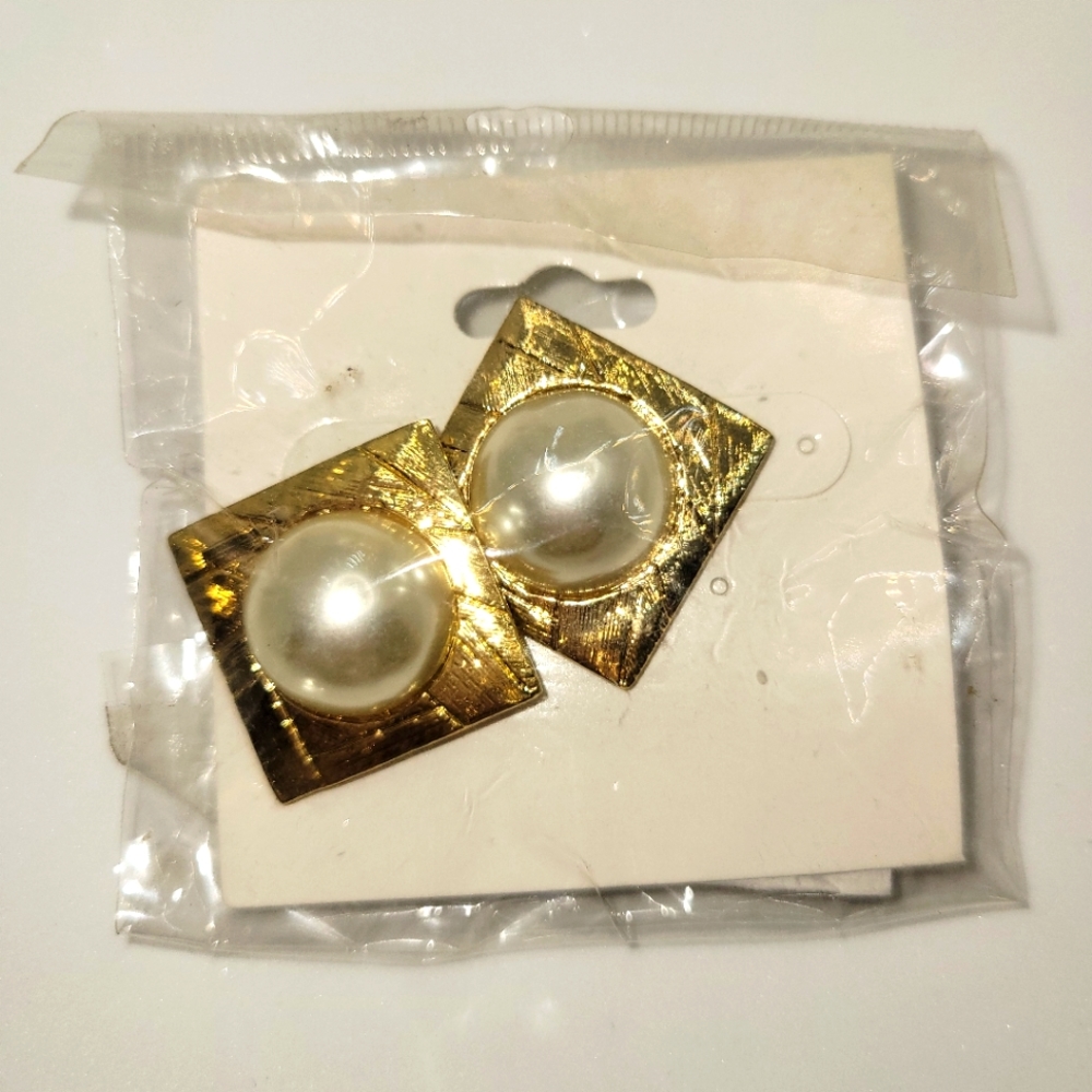 Gold Pearl Earrings